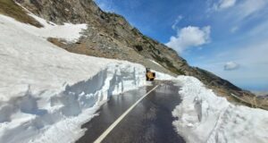 Continuă deszăpezirea Transfăgărășanului. Stratul de zăpadă depășește 5 metri (FOTO+VIDEO)