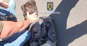 O bătrână din Brașov a fost tâlhărită de un bucureștean. Agresorul i-a furat o bijuterie de aur de la gât
