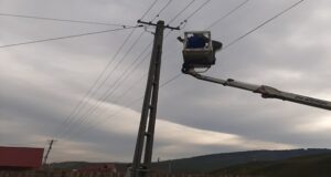 Consum fraudulos de energie electrică în Gârcini. Zece familii s-au branșat ilegal la rețea (FOTO)
