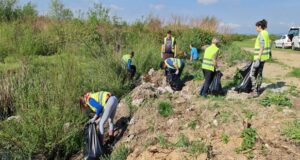 800 de voluntari au strâns peste 7000 de saci de deșeuri de pe malurile Râului Negru