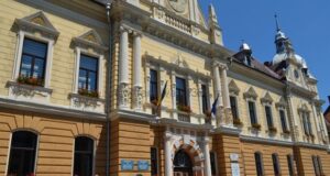 Primarul se laudă cu investiții, dar nu suflă o vorbă despre banii rămași necheltuiți în 2021 și 2022
