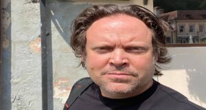 Charlie Ottley invites locals and tourists to a special screening in Brașov’s main square