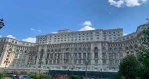 Chiar nu vă e rușine? Salarii mai mari pentru demnitari și bugetari de lux
