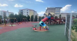 S-au finalizat lucrările de modernizare a locului de joacă din cartierul „Ștefan cel Mare” din Săcele (FOTO)