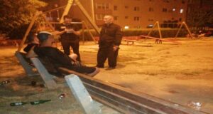 Indivizii certați cu bunele maniere, care consumă alcool și fumează în parcurile din Brașov, au fost amendați de polițiști