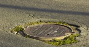O fetiță de 12 ani și un bebeluș au căzut într-o canalizare din Codlea