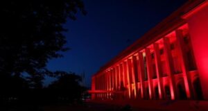 Palatul Victoria, iluminat în roșu cu ocazia Zilei naţionale pentru comemorarea martirilor Brâncoveni şi de conştientizare a violenţelor împotriva creştinilor