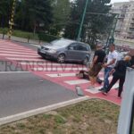 Un trotinetist a intrat într-o mașină pe o trecere de pietoni de la Făget (FOTO) 2 accident trecere2