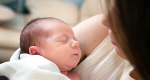 Guvernul s-a „îmbogățit”. Doar 154.000 de lei strânși de pe urma mamelor aflate în concediu de maternitate