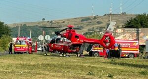 Accident grav în orașul Victoria: două persoane inconștiente după ce o mașină a intrat într-un copac