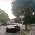 Indicatoare rutiere amplasate la Brașov printre copaci (FOTO) 1 indicatoare rutiere in copaci