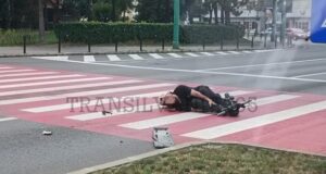 Un trotinetist a intrat într-o mașină pe o trecere de pietoni de la Făget (FOTO)