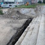 La un pas de tragedie! Un bărbat a căzut într-un șant săpat de o firmă și lăsat nesemnalizat (FOTO) 1 sant1