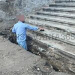 La un pas de tragedie! Un bărbat a căzut într-un șant săpat de o firmă și lăsat nesemnalizat (FOTO) 6 sant3