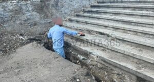 La un pas de tragedie! Un bărbat a căzut într-un șant săpat de o firmă și lăsat nesemnalizat (FOTO)