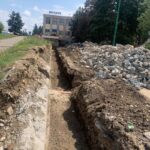 La un pas de tragedie! Un bărbat a căzut într-un șant săpat de o firmă și lăsat nesemnalizat (FOTO) 4 sant4
