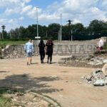 La un pas de tragedie! Un bărbat a căzut într-un șant săpat de o firmă și lăsat nesemnalizat (FOTO) 3 sant5