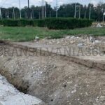 La un pas de tragedie! Un bărbat a căzut într-un șant săpat de o firmă și lăsat nesemnalizat (FOTO) 2 sant6