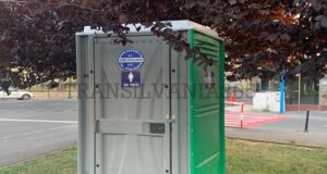 Toaletă publică cu lacăt pe ea în intersecția de la ”Ceasu Rău” (FOTO)