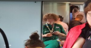 Bărbat leșinat într-un tren arhiplin care mergea de la Brașov la București. Controlorii tăiau bilete la greu