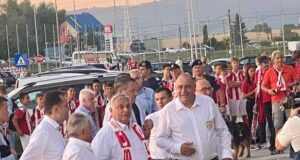 Neglijență sau servilism politic? Prefectul județului Covasna nu mișcă un deget pentru a da jos steagul Ungariei de la intrarea în municipiul Sfântu Gheorghe (FOTO)