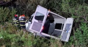 VIDEO Un microbuz în care se aflau 6 copii s-a răsturnat într-un șanț la Lunca Câlnicului
