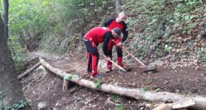 Traseul de pe Tâmpa, deteriorat de turiștii care aleg să scurteze drumul, tăind serpentinele