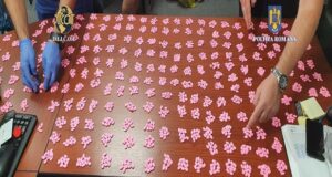 Brașovul colcăie de droguri! 7 indivizi au fost prinși în flagrant în Brașov după ce au vândut 2150 tablete de amfetamină