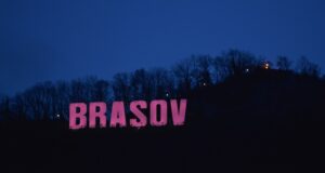 Literele de pe Tâmpa și clădirea Primăriei vor fi iluminate sâmbătă în culoarea roz, pentru a marca Ziua luptei împotriva cancerului de sân