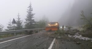 Căderi de pietre la Bâlea Cascadă! Se circulă pe o singură bandă pe Transfăgărășan