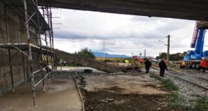 O grindă din pasajul Prejmer s-a prăbușit peste linia ferată blocând traficul feroviar (FOTO)