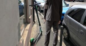 Nevăzătorii, în pericol, din cauza trotinetelor electrice lăsate aiurea pe trotuare
