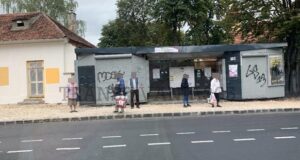 Coșmarul pietonilor! Primăria Brașov a decopertat trotuarul de pe Iuliu Maniu și l-a lăsat așa, cu pietriș (FOTO)