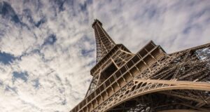 Luminile Turnului Eiffel vor fi stinse cu o oră înainte pentru a reduce consumul de energie