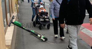 Domnule primar Coliban, așa circulă pe trotuarele din Brașov părinții cu copii în cărucioare! (FOTO)