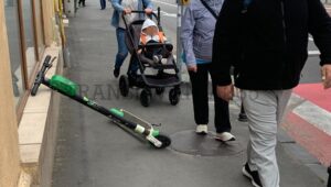 Domnule primar Coliban, așa circulă pe trotuarele din Brașov părinții cu copii în cărucioare! (FOTO) 3 trotuar carucior copil trotineta