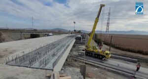 Au fost montate primele grinzi pe pasajul de pe DN10, din zona Prejmer