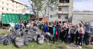 Sute de persoane au luat parte, în Râșnov, la cea mai mare acțiune de ecologizare