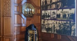 Mantiile regale, coroana reginei Maria, dar și sceptrul regelui Ferdinand vor putea fi admirate la Peleș
