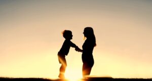 Analiză ParentED: Numărul copiilor din România, cu părinți plecați la muncă în străinătate, în scădere cu 17%