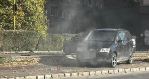 FOTO O mașină a luat foc pe strada Carpaților