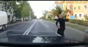 A fost identificat tânărul care se arunca în fața mașinilor