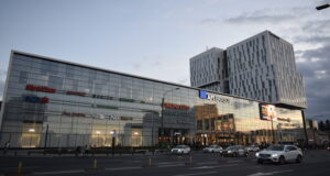 Bătaie într-un mall din centrul Brașovului! Trei agenți de pază, agresați. Doi bărbați au fost reținuți