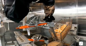 Robotul Flippy, bun la toate în restaurantele fast-food