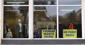 Artă și cârpe la Brașov: Cum a ajuns o galerie de artă să funcționeze ca magazin de haine second-hand?