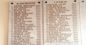 Numele neurochirurgului Vlad Ciurea, pe placa de onoare din marmură încastrată în zidurile Colegiului Șaguna