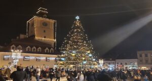 Astăzi va fi adus bradul de Crăciun în Piața Sfatului. Are o înălțime de 23 de metri