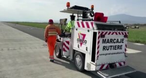 Se lucrează la marcarea și inscripționarea suprafețelor de mișcare de la Aeroportul Internațional Braşov-Ghimbav