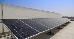 Panouri fotovoltaice pe balcon. Care sunt costurile și cât economisești la factura de energie