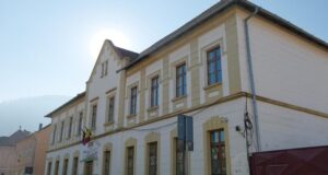 O școală din Brașov va produce energie electrică prin intermediul unui sistem de panouri fotovoltaice